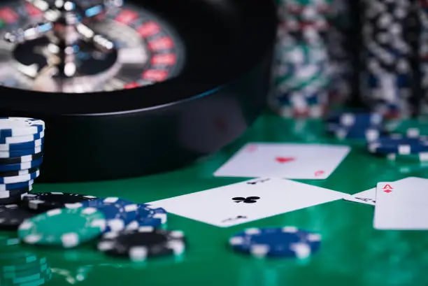 Cuplikan meja live casino dengan dealer profesional dan suasana interaktif